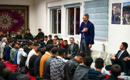Hakkari Valisi Ali Çelik, Liseli Öğrencilerle Söyleşi Yaptı