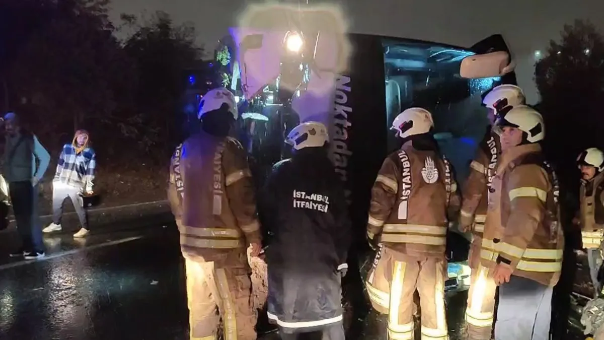 Bayrampaşa’da yolcu otobüsü devrildi: 2 ölü 1’i ağır 15 yaralı