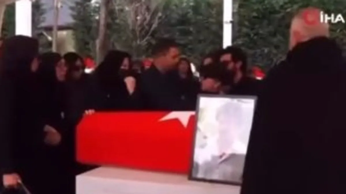 Ferdi Tayfur’un cenazesinde birbirlerine girdiler! Küfürler havada uçuştu: İşte o anlar…