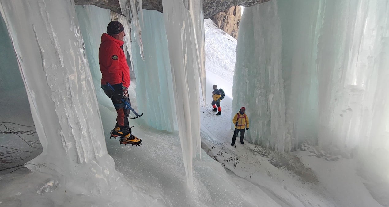 Buz tutan Sütun Şelalesi dağcıları ağırladı