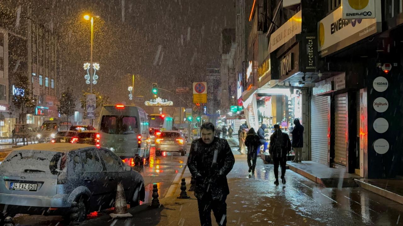İstanbul’un bazı bölgelerinde kar yağışı sürüyor