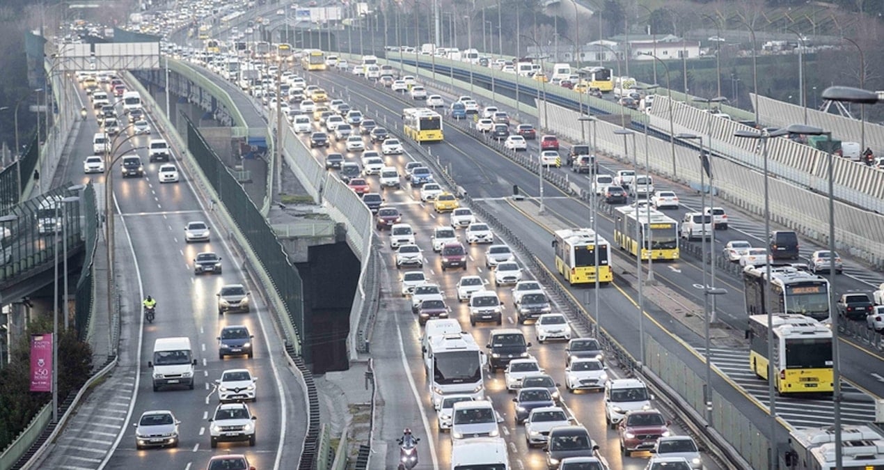 Kar geldi, İstanbul’da trafik arttı!
